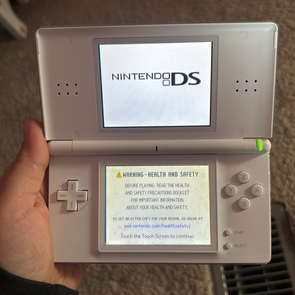 Black Nintendo DS lite with case - Picture 2 of 5